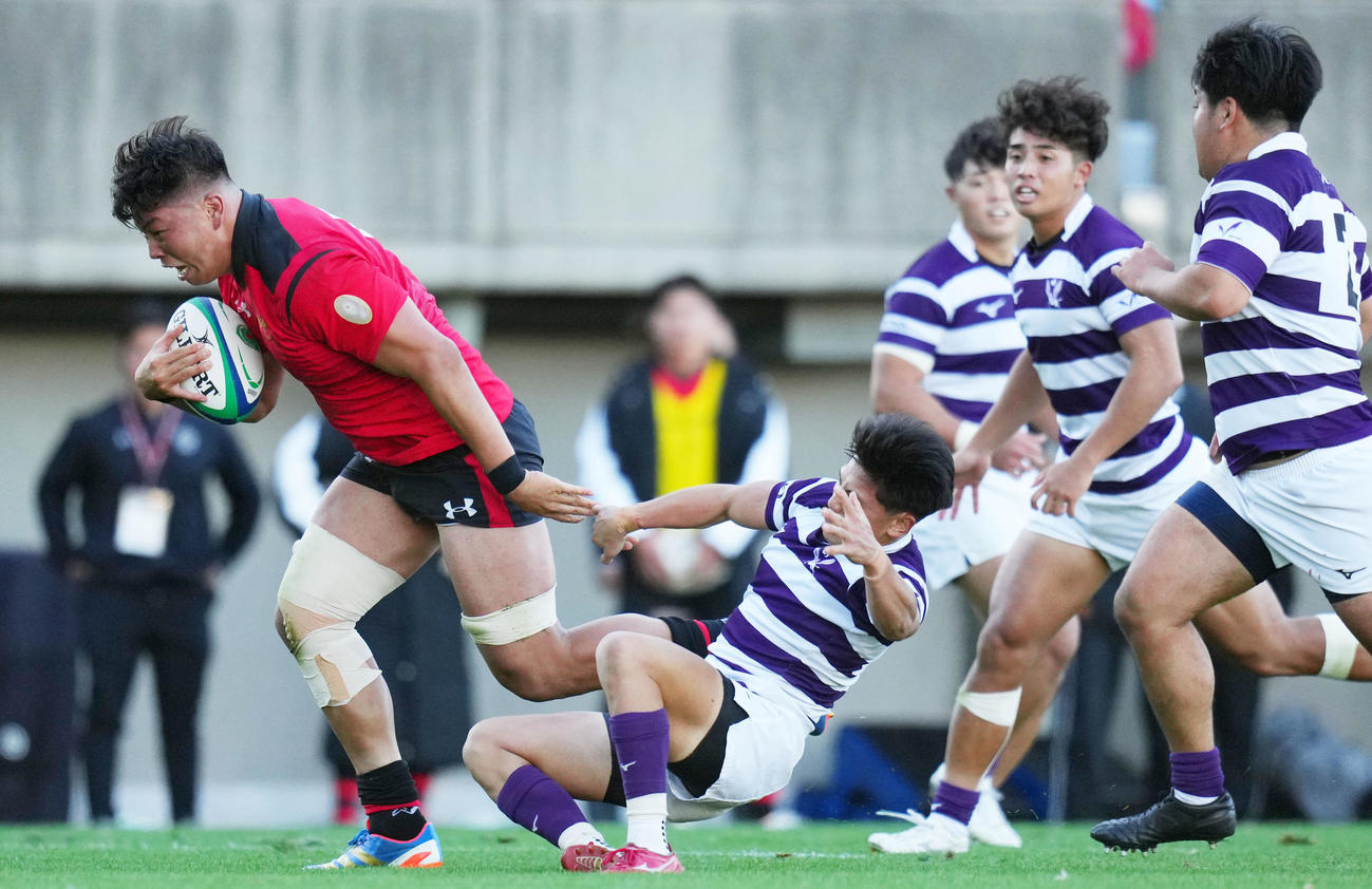 明大対帝京大　後半、明大のタックルを振り切ってトライを決める帝京大フランカー青木（左）（撮影・横山健太）