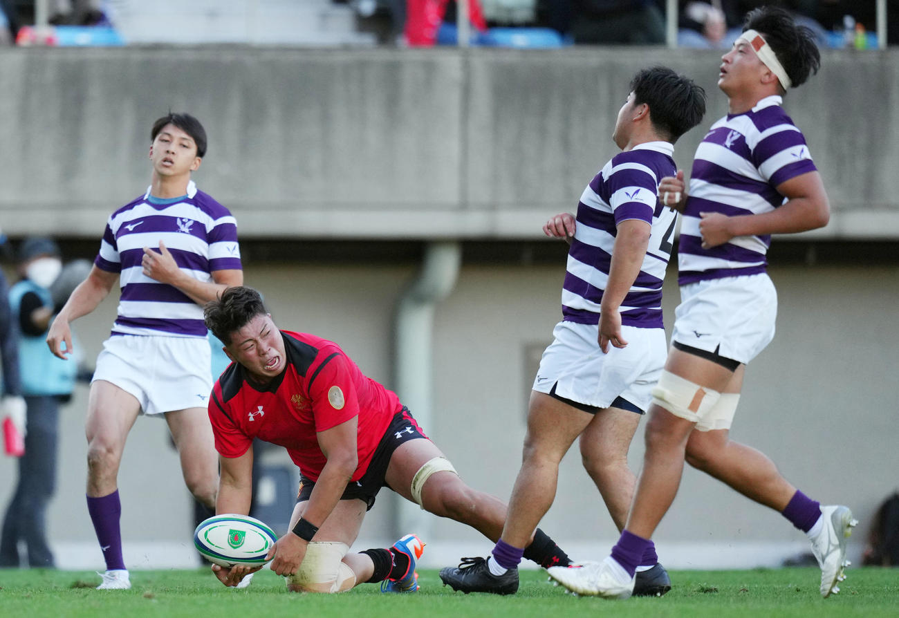 明大対帝京大　後半、トライを決める帝京大フランカー青木（左から2人目）（撮影・横山健太）