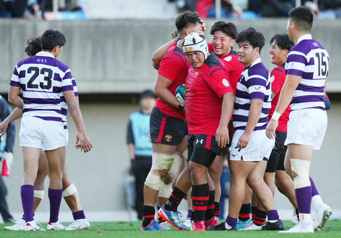 明大対帝京大　後半、フランカー青木のトライで得点を奪い歓喜する帝京大の選手たち（撮影・横山健太）