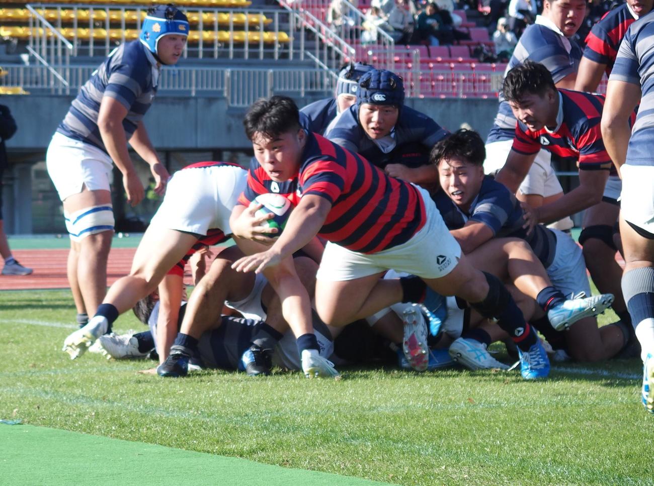 前半29分にトライを決める京産大プロップ乳井大士（撮影・永田淳）
