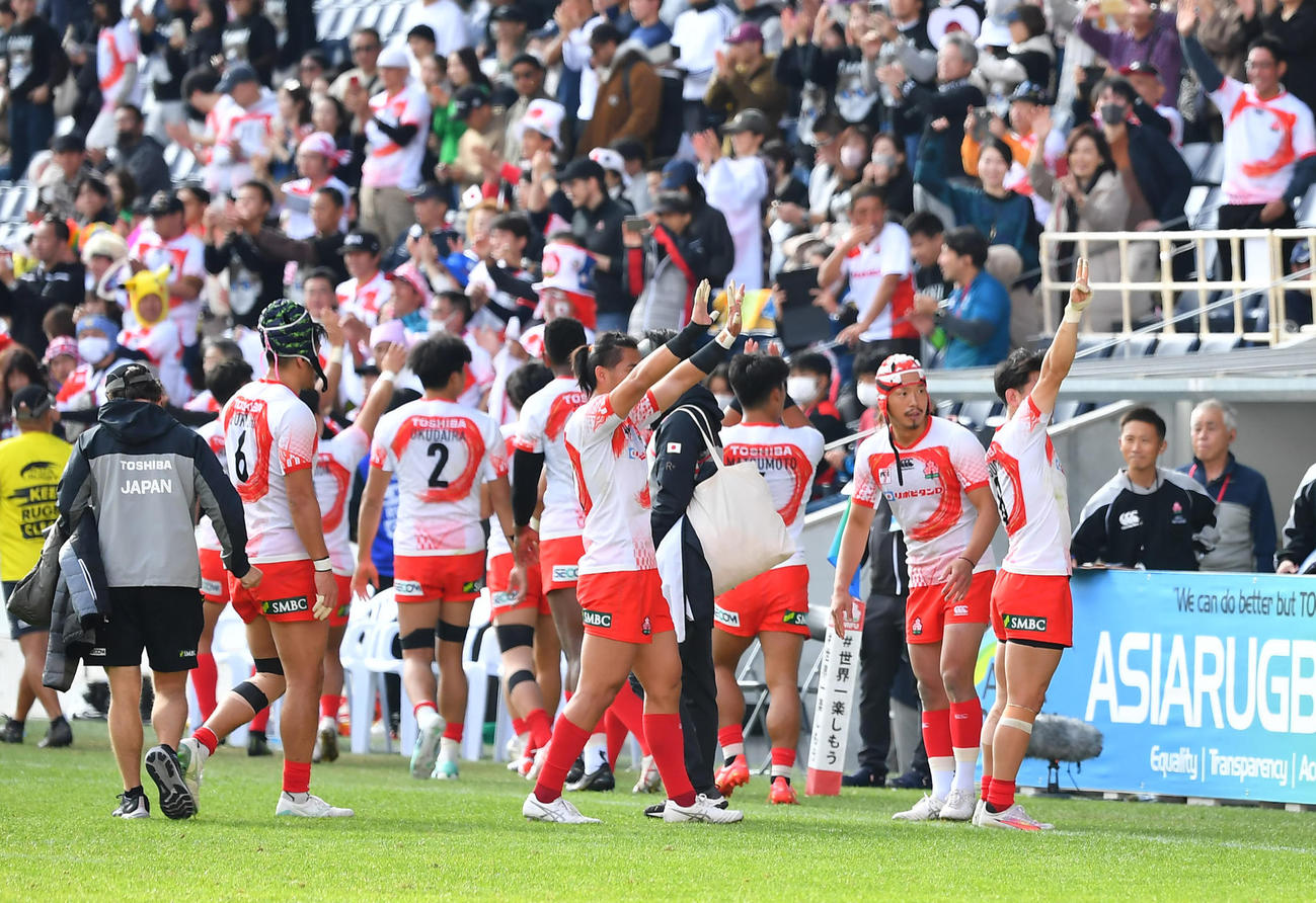日本対UAE　決勝進出を決め喜ぶ日本代表選手たち（撮影・清水貴仁）