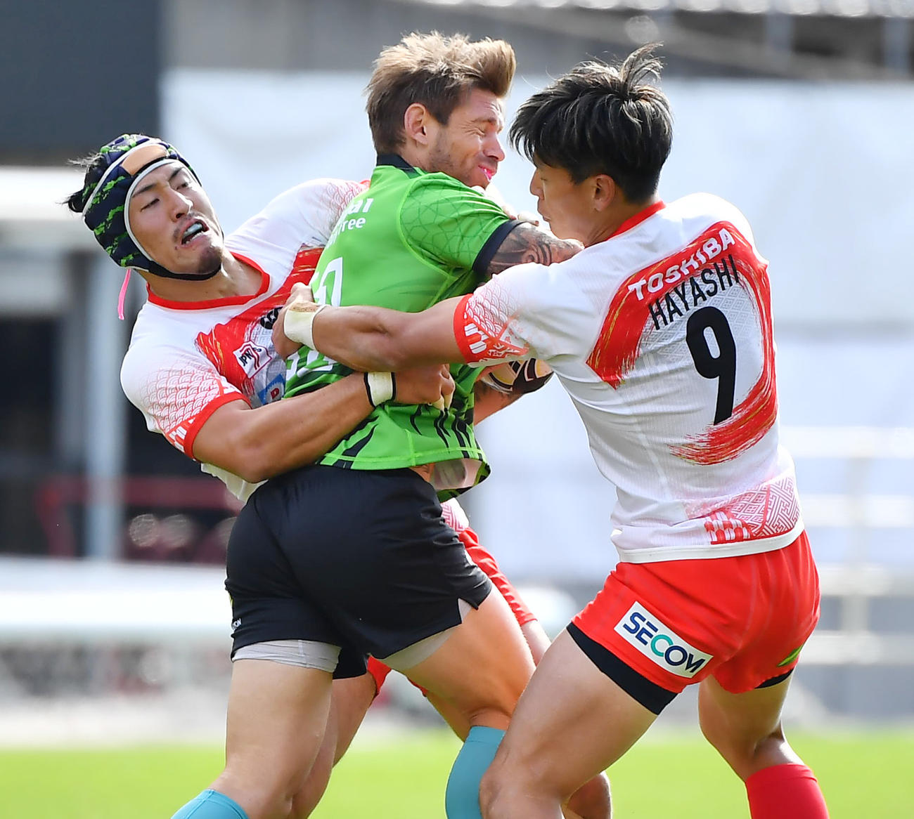 日本対UAE　後半、タックルで相手を止める福士（左）と林（撮影・清水貴仁）