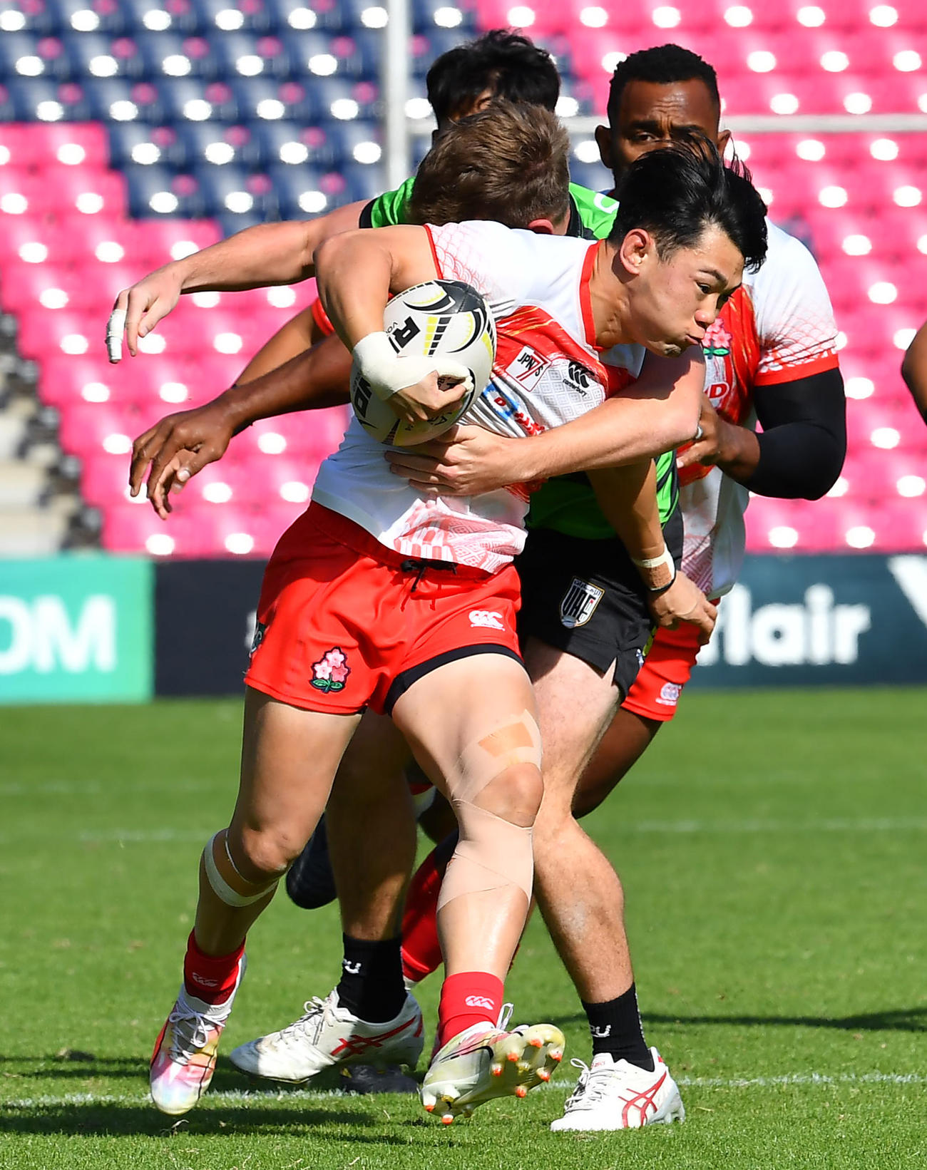 日本対UAE　前半、突進する野口（撮影・清水貴仁）