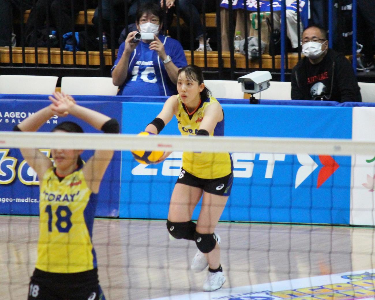 サーブに臨む東レの関菜々巳（撮影・勝部晃多）
