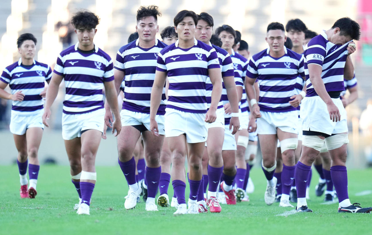 明大対帝京大　敗れて肩を落とす明大の選手たち（撮影・横山健太）