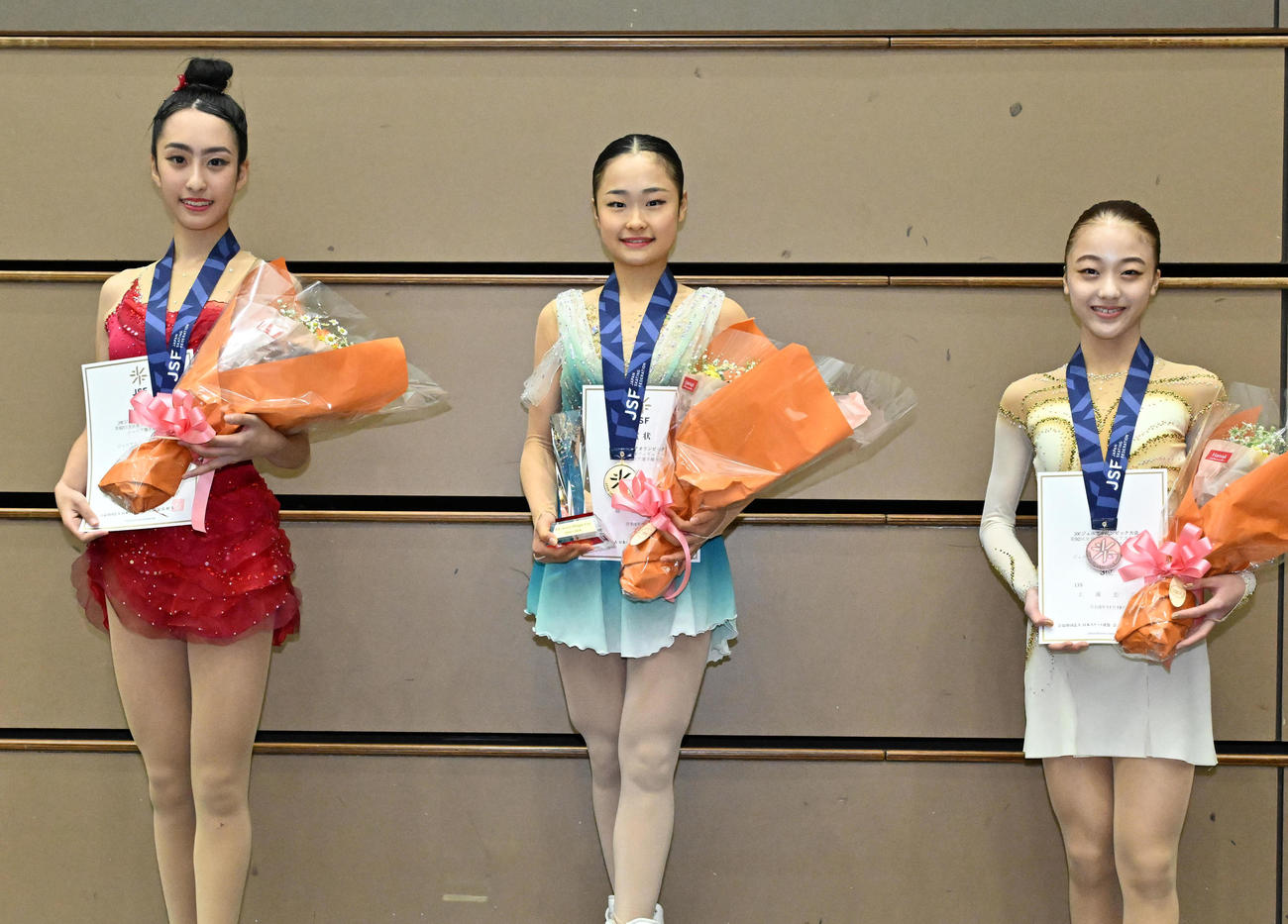 表彰される1位島田麻央（中央）、2位櫛田育良（左）、3位上薗恋奈（撮影・石井愛子）