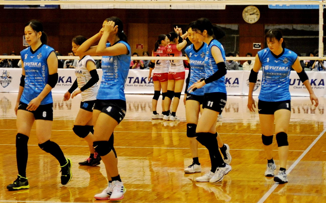 試合に敗れ、肩を落とすブレス浜松の選手たち