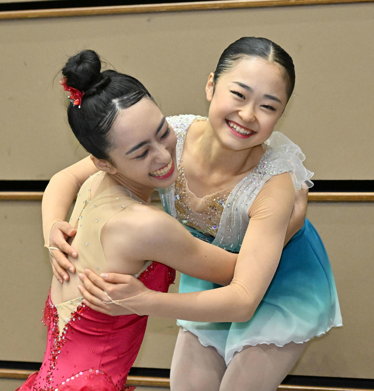 表彰式で抱き合う（左から）櫛田育良、島田麻央（撮影・石井愛子）
