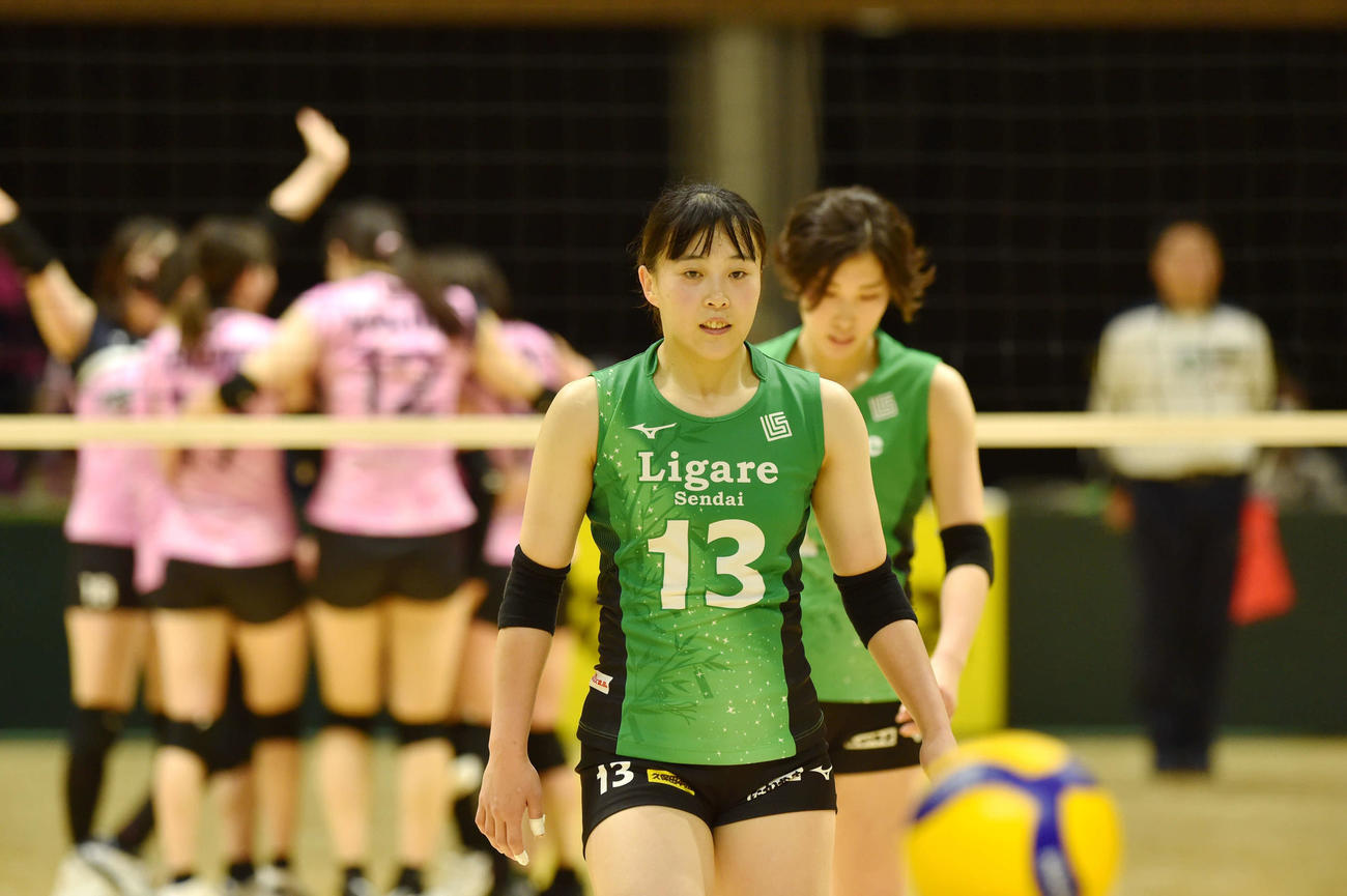 今季初連勝を逃し、整列に向かうリガーレ仙台・加藤彩（手前）と末永