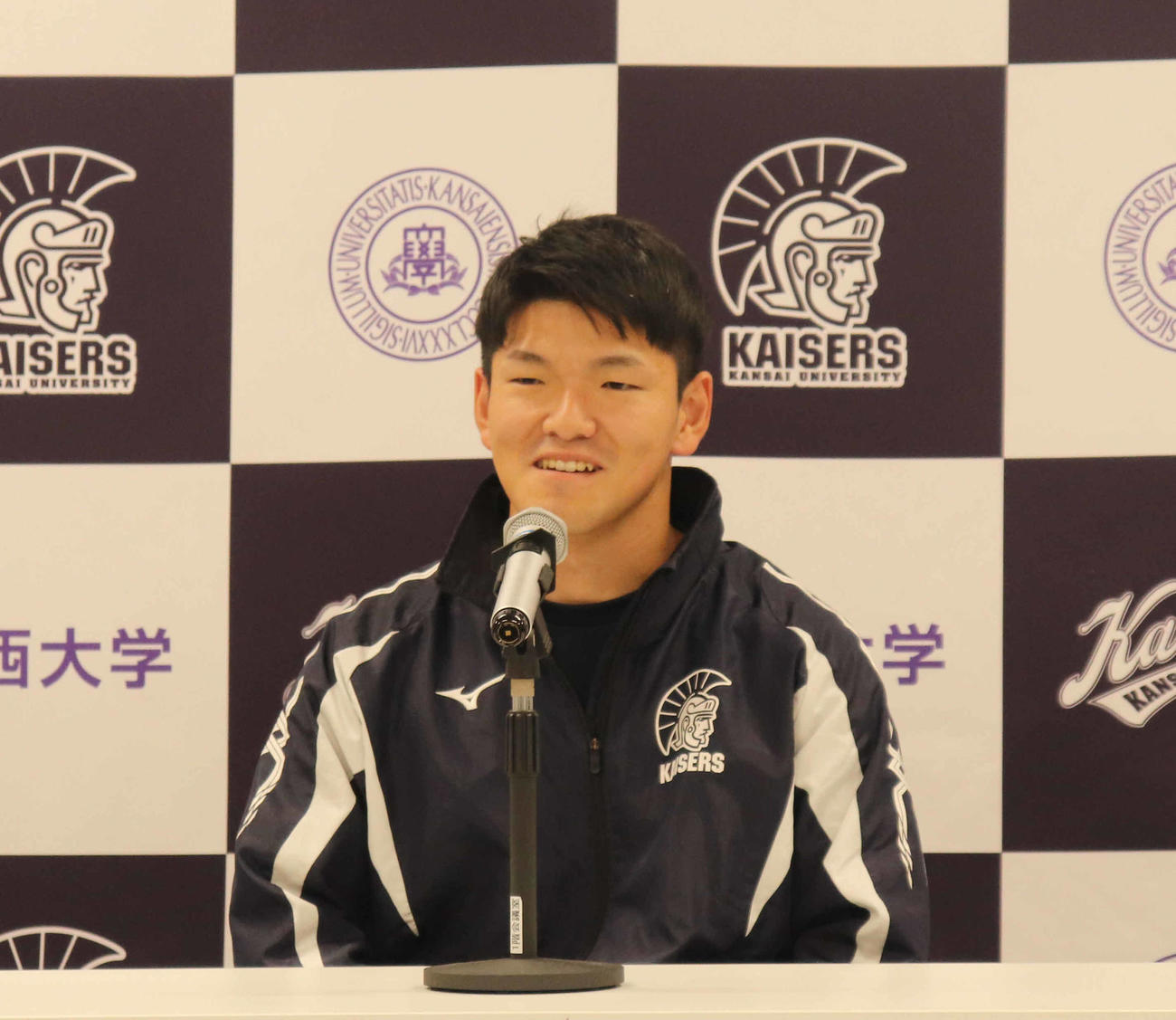 取材に答える関大WR横山智明主将（撮影・竹本穂乃加）
