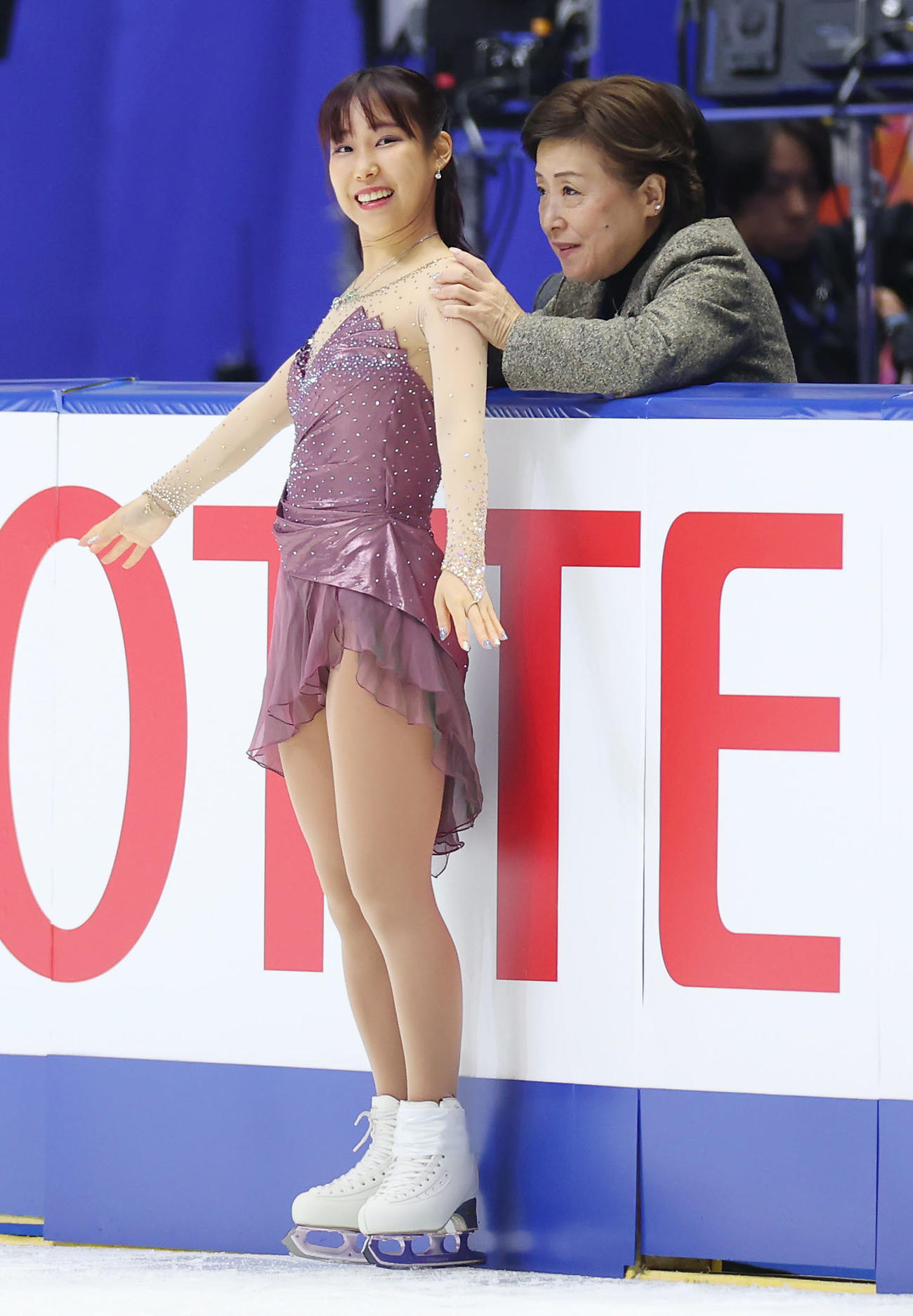 女子SPの演技前、中野コーチ（右）と言葉を交わし笑顔を見せる三原（撮影・前田充）