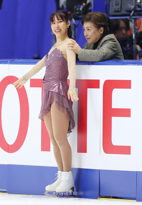 女子SPの演技前、中野コーチ（右）と言葉を交わし笑顔を見せる三原（撮影・前田充）