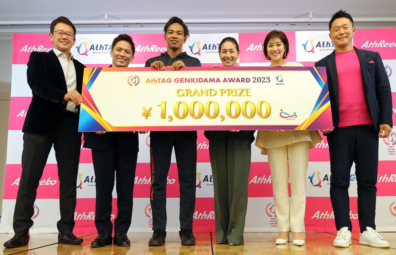 第1回AthATG大賞の発表後、記念撮影する左から古田敦也、野村忠宏、本郷汰樹、伊達公子、潮田玲子、金沢景敏（敬称略）