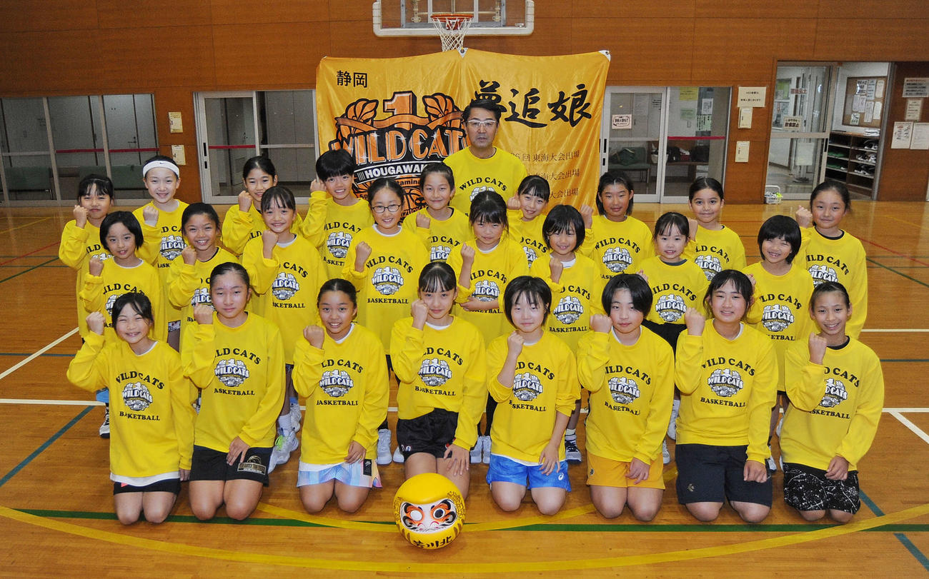 ガッツポーズで意気込む芳川北の選手ら
