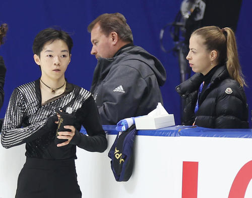 練習中、コストナー・コーチ（右）と言葉を交わす鍵山（撮影・前田充）