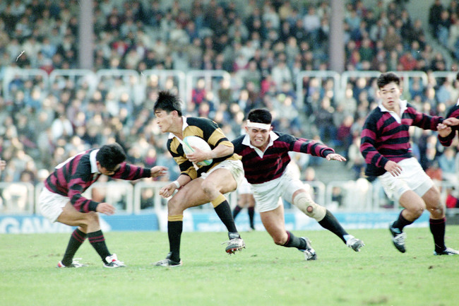 関東大学ラグビー　早大対慶大（早慶戦）　攻める慶大（1993年11月撮影）