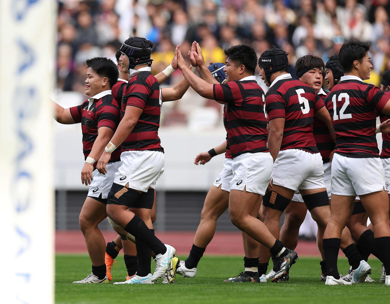 早大対慶大　前半、トライを決め仲間に迎えられる早大フランカー安恒（左）（撮影・河田真司）