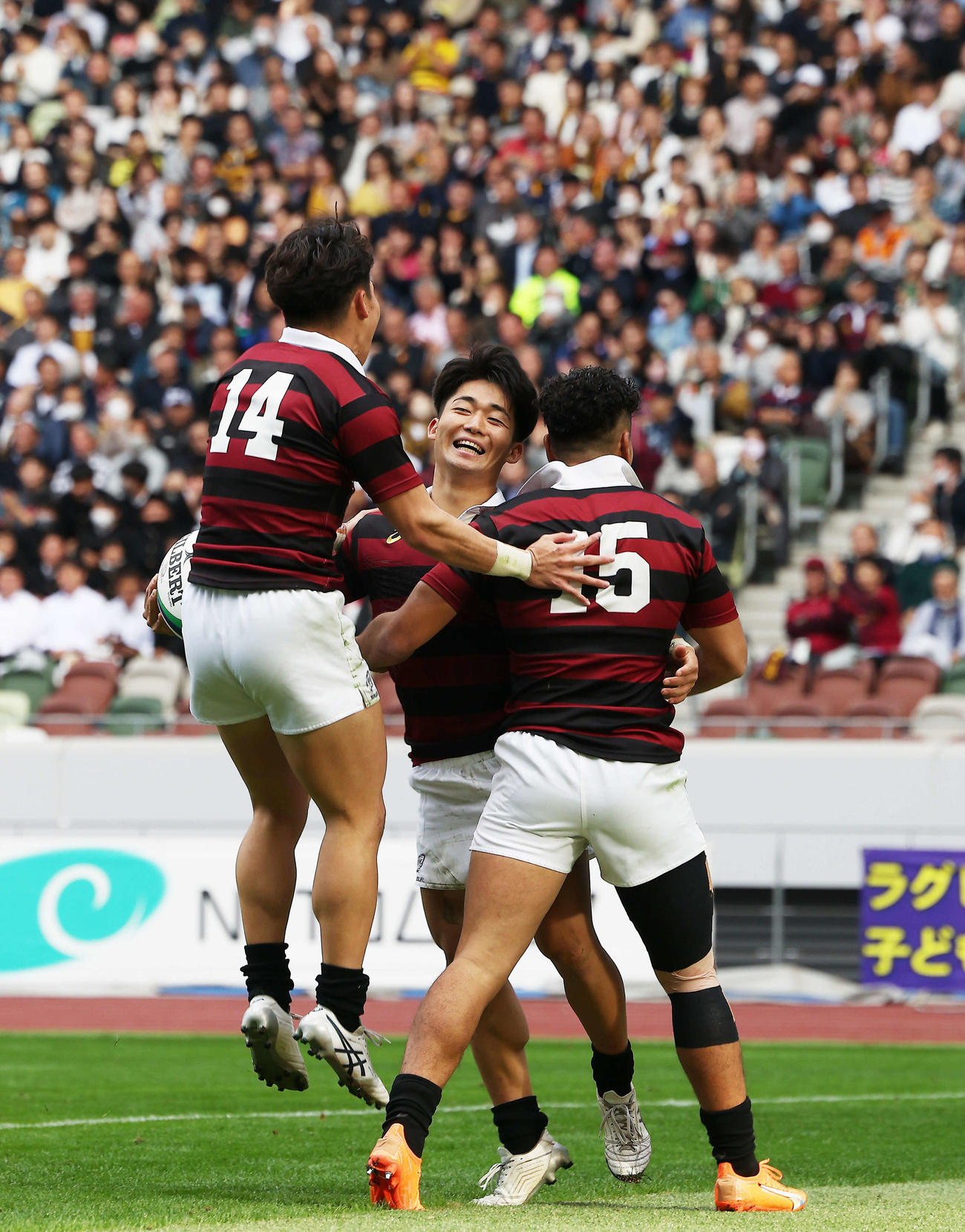 早大対慶大　前半、先制トライする早大SH島本（中央）（撮影・河田真司）