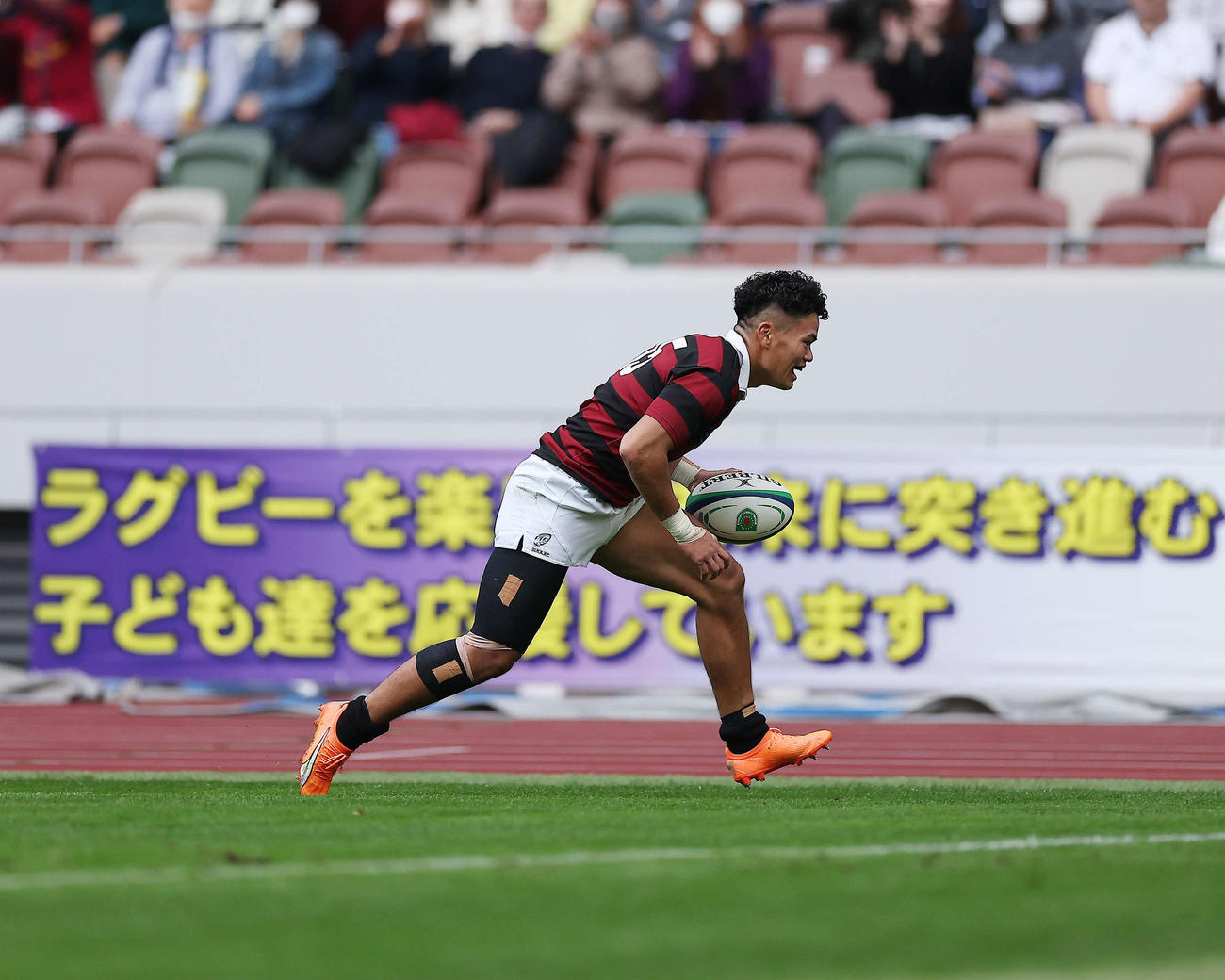 早大対慶大　前半、トライする早大FB伊藤（撮影・河田真司）