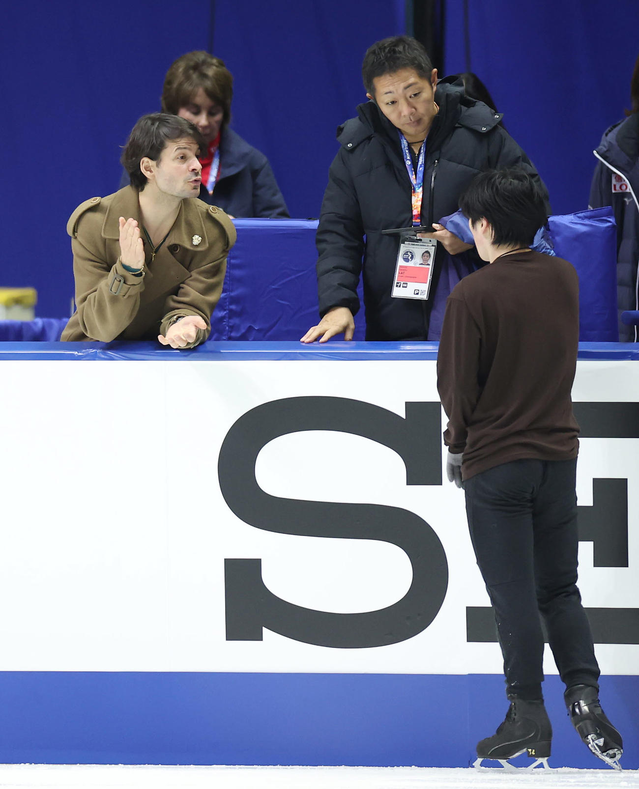 公式練習で宇野（手前）と言葉を交わすランビエルコーチ（左）（撮影・前田充）