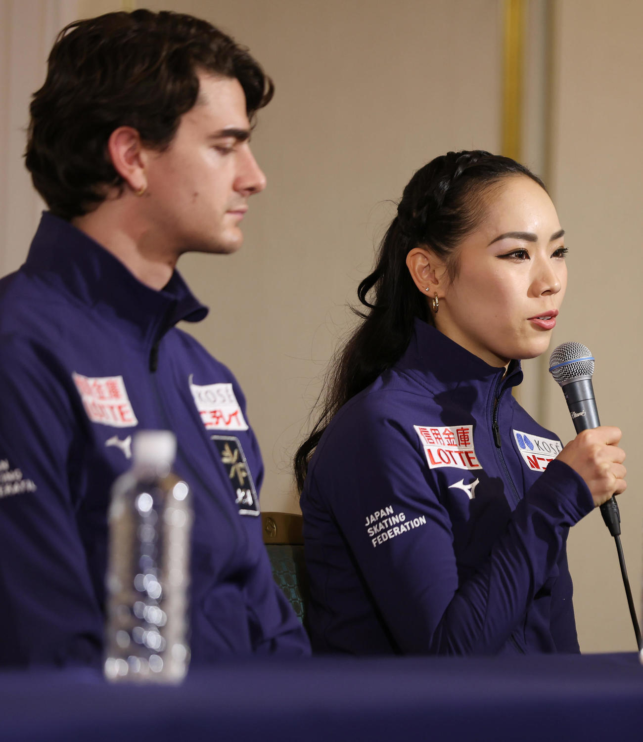 会見で抱負を語る小松原美里（右）と小松原尊（撮影・前田充）