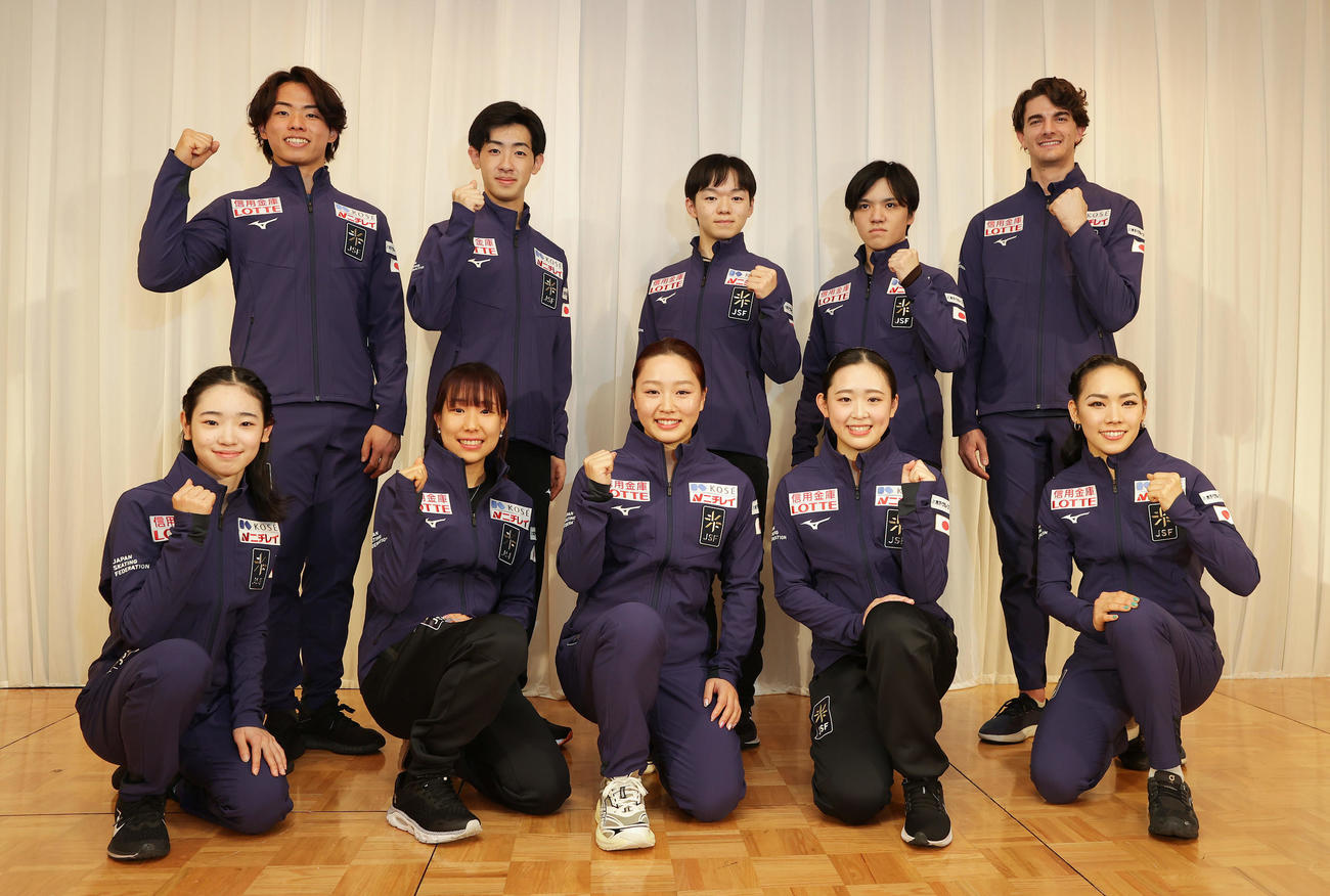 会見を終えガッツポーズする、前列左から長岡、三原、樋口、青木、小松原美里、後列左から森口、壷井、鍵山、宇野、小松原尊（撮影・前田充）