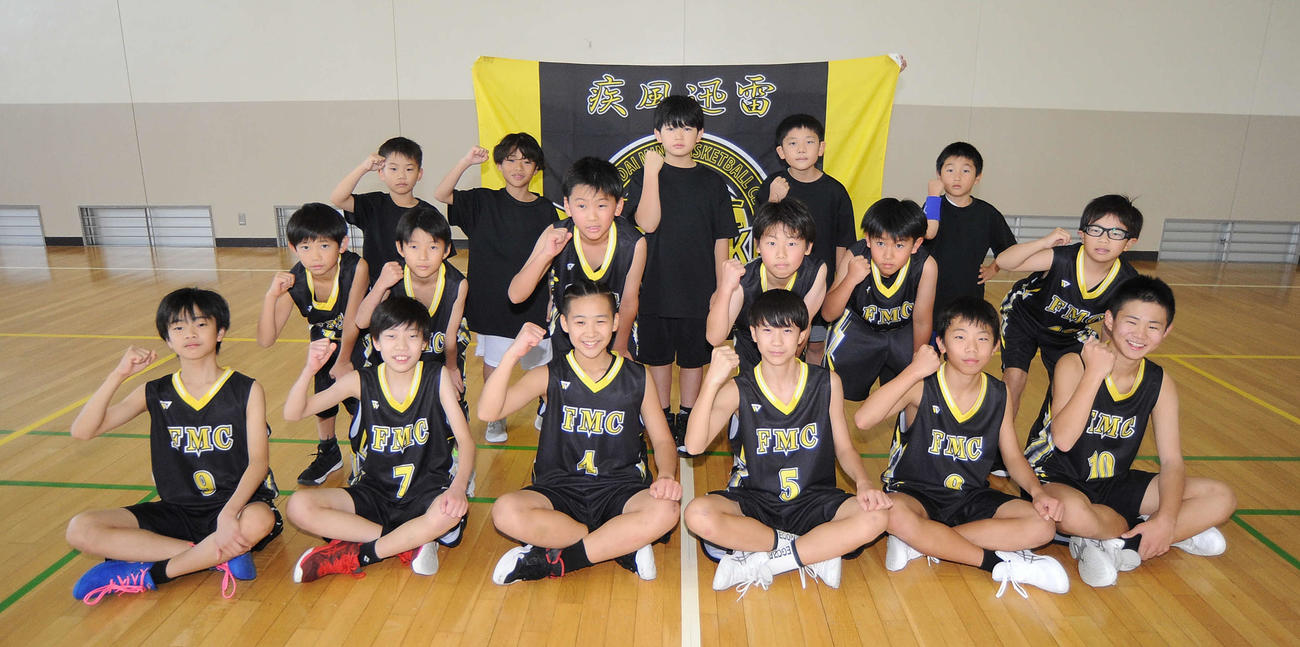 決勝トーナメントに向けて気合を入れるFMCの選手ら