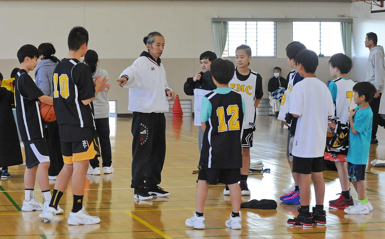 FMCの選手らは渡辺HC（中央左）の話を聞く