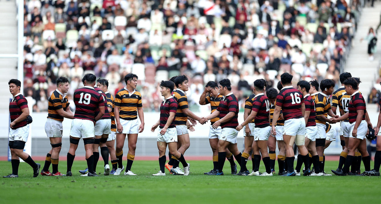 早大対慶大　試合を終えあいさつを交わす両チーム（撮影・河田真司）