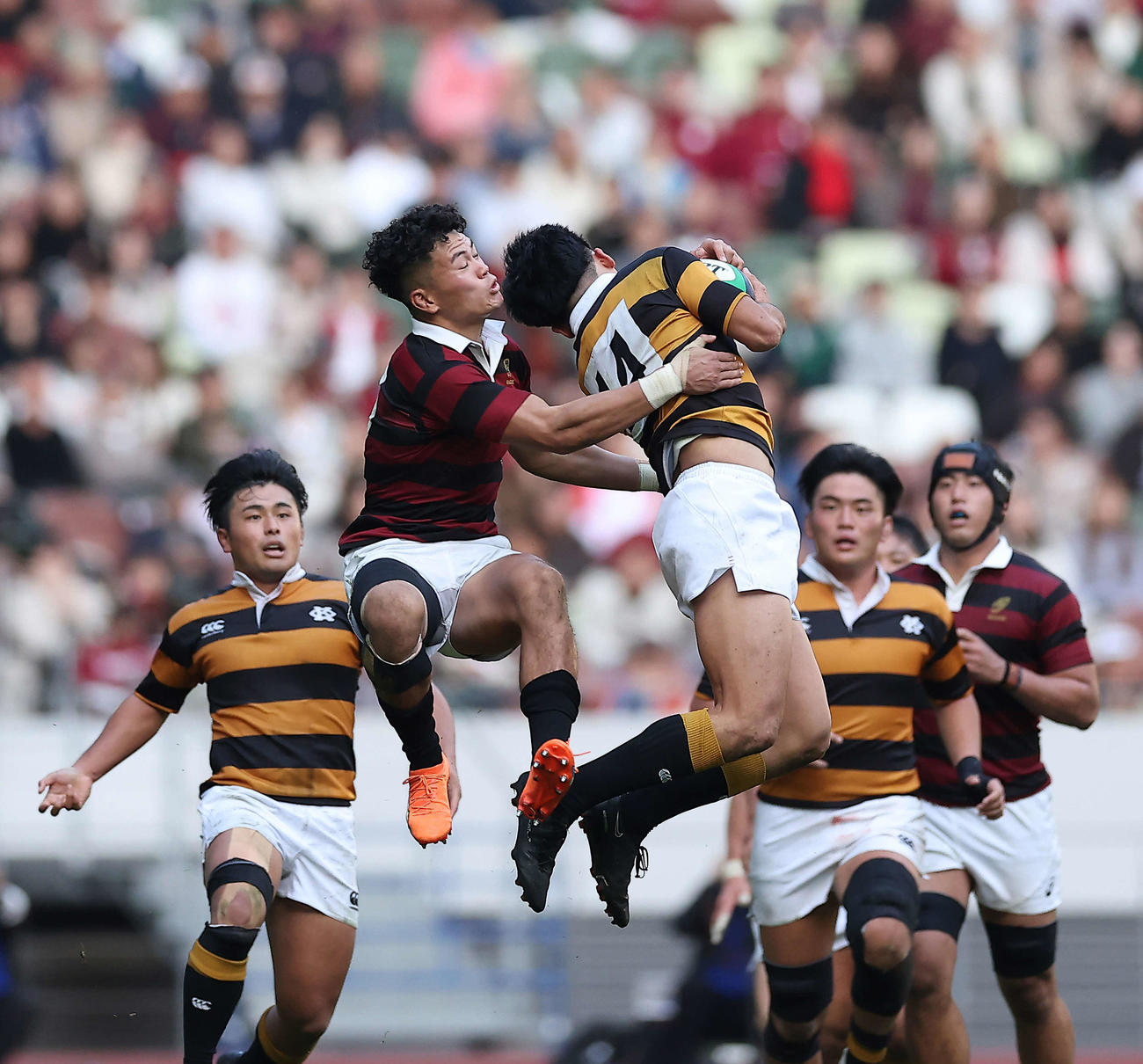 早大対慶大　後半、飛んでくるボールに飛びつく早大FB伊藤（中央左）（撮影・河田真司）