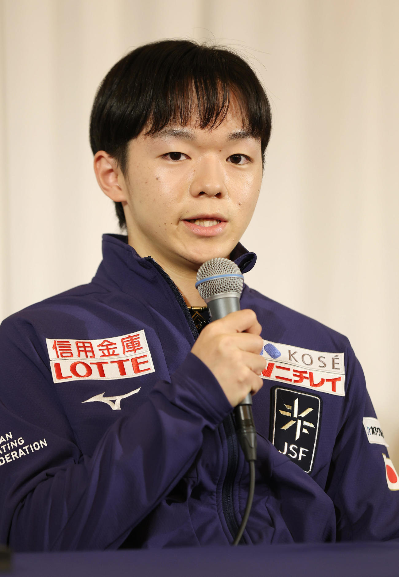 会見で抱負を語る鍵山（撮影・前田充）