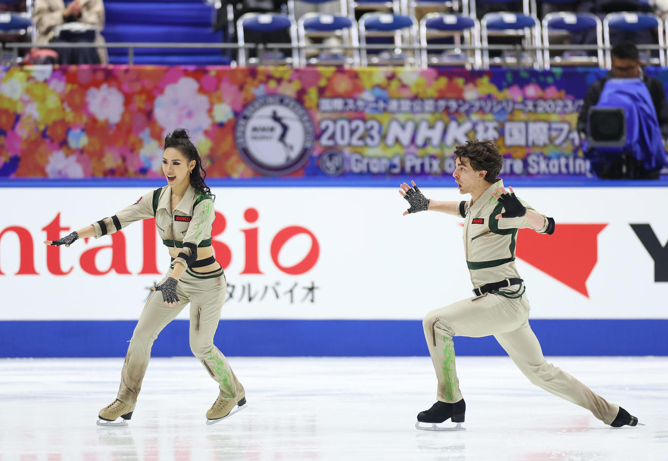 演技する小松原美里（左）、小松原尊組（撮影・前田充）