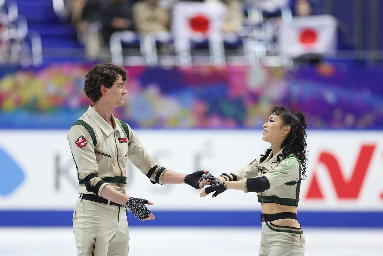 演技を終え見つめ合う小松原美里（左）、小松原尊組（撮影・前田充）