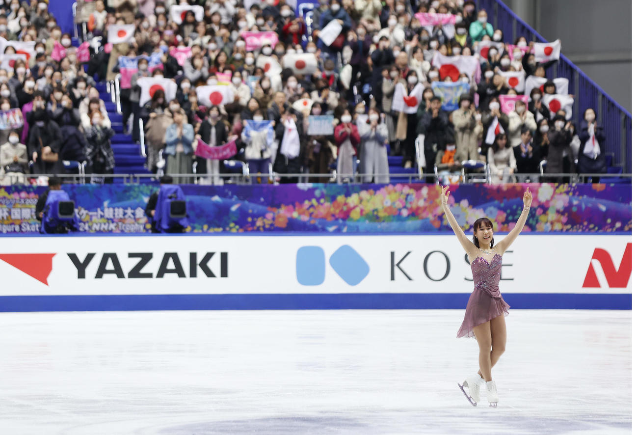 女子SPの演技を終え、観客の声援に応える三原（撮影・前田充）