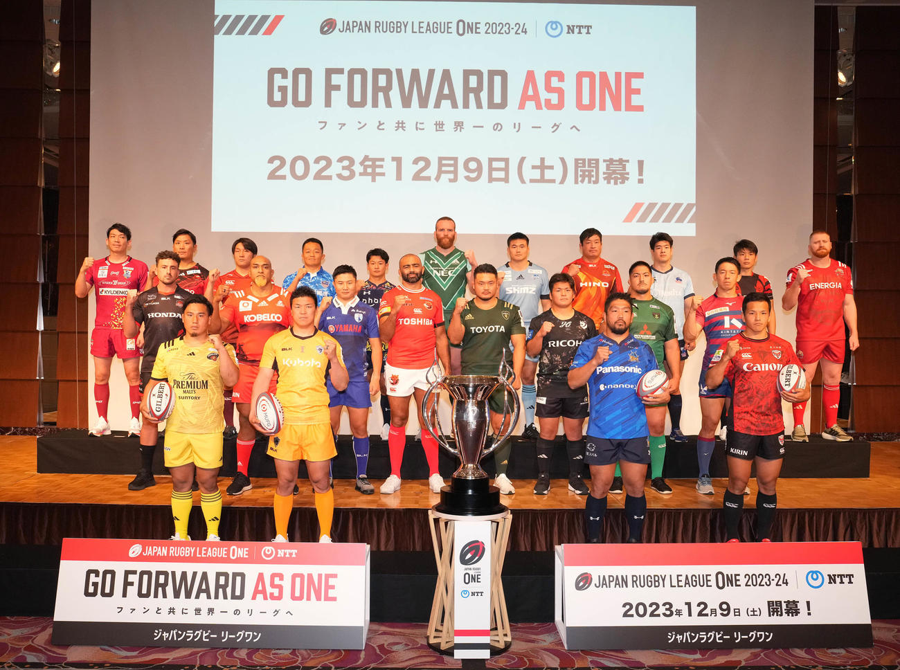 ラグビーリーグワンの開幕直前メディアカンファレンスのフォトセッションに納まる選手たち。前列左から東京SG堀越、東京ベイ立川、埼玉堀江、横浜梶村、中列左から三重バンクス、神戸中島、静岡鹿尾、BL東京リーチ、トヨタ木津、BR東京武井、相模原知念、花園村田、後列左から九州高井、大阪杉下、釜石武者、愛知松岡、浦安飯沼、東葛ボール、江東白子、日野笠原、昭島石井、広島崎口、中国カーク（撮影・鈴木みどり）