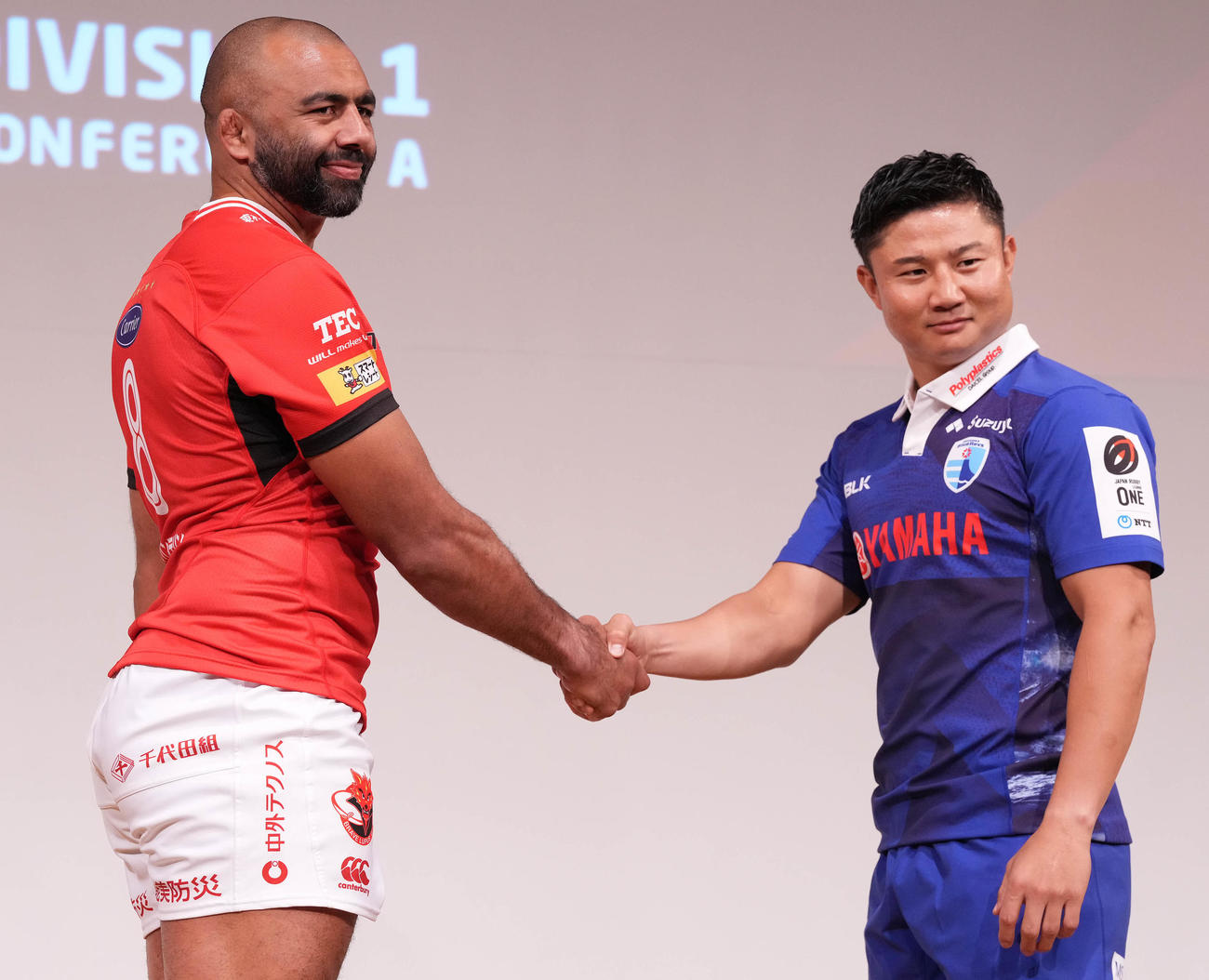 ラグビーリーグワンの開幕直前メディアカンファレンスで握手を交わすBL東京リーチ（左）と静岡鹿尾（撮影・鈴木みどり）