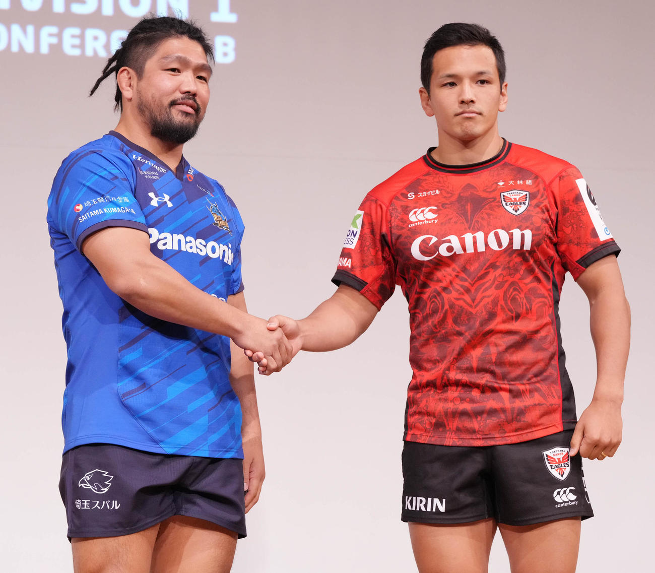 ラグビーリーグワンの開幕直前メディアカンファレンスで握手を交わす埼玉堀江（左）と横浜梶村（撮影・鈴木みどり）