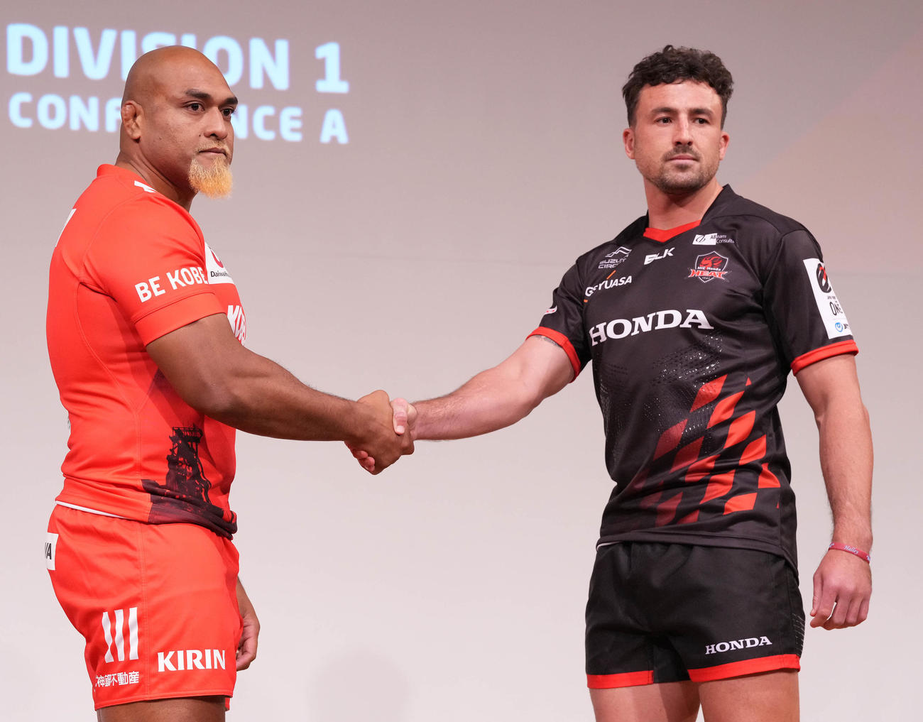 ラグビーリーグワンの開幕直前メディアカンファレンスで握手を交わす神戸中島（左）と三重バンクス（撮影・鈴木みどり）