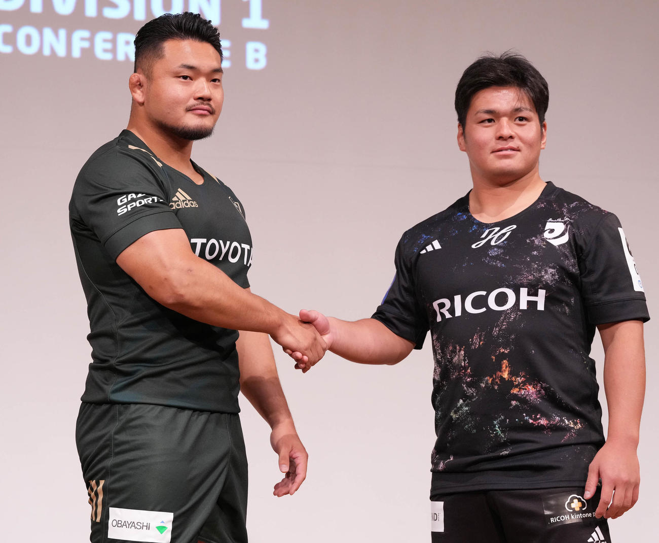 ラグビーリーグワンの開幕直前メディアカンファレンスで握手を交わすトヨタ木津（左）とBR東京武井（撮影・鈴木みどり）