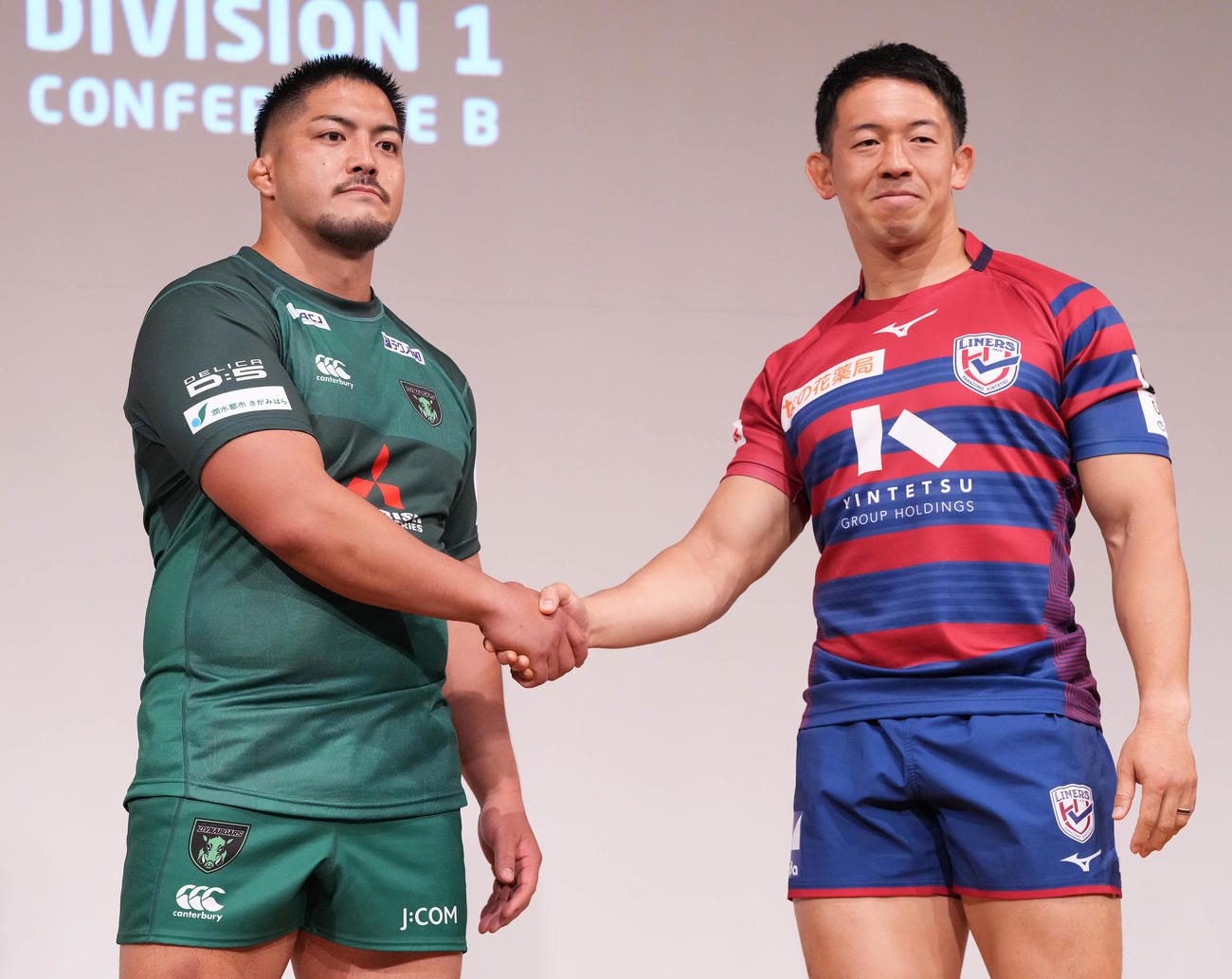 ラグビーリーグワンの開幕直前メディアカンファレンスで握手を交わす相模原知念（左）と花園村田（撮影・鈴木みどり）