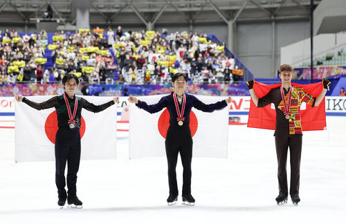 優勝し笑顔で記念撮影に納まる鍵山。左は2位宇野、右は3位ブリッチギー(撮影・前田充)
