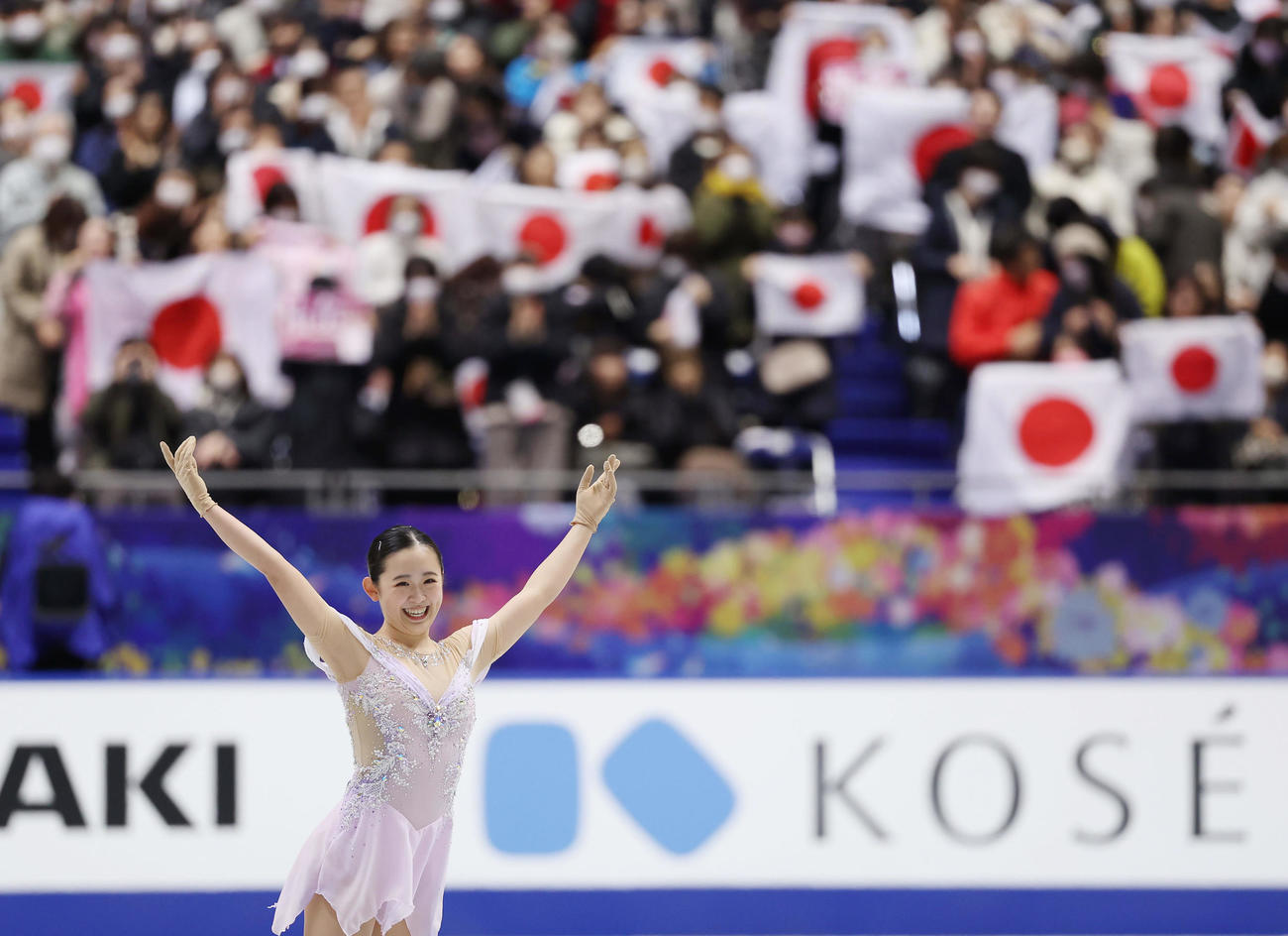 女子フリーの演技を終え、観客の声援に応える青木（撮影・前田充）