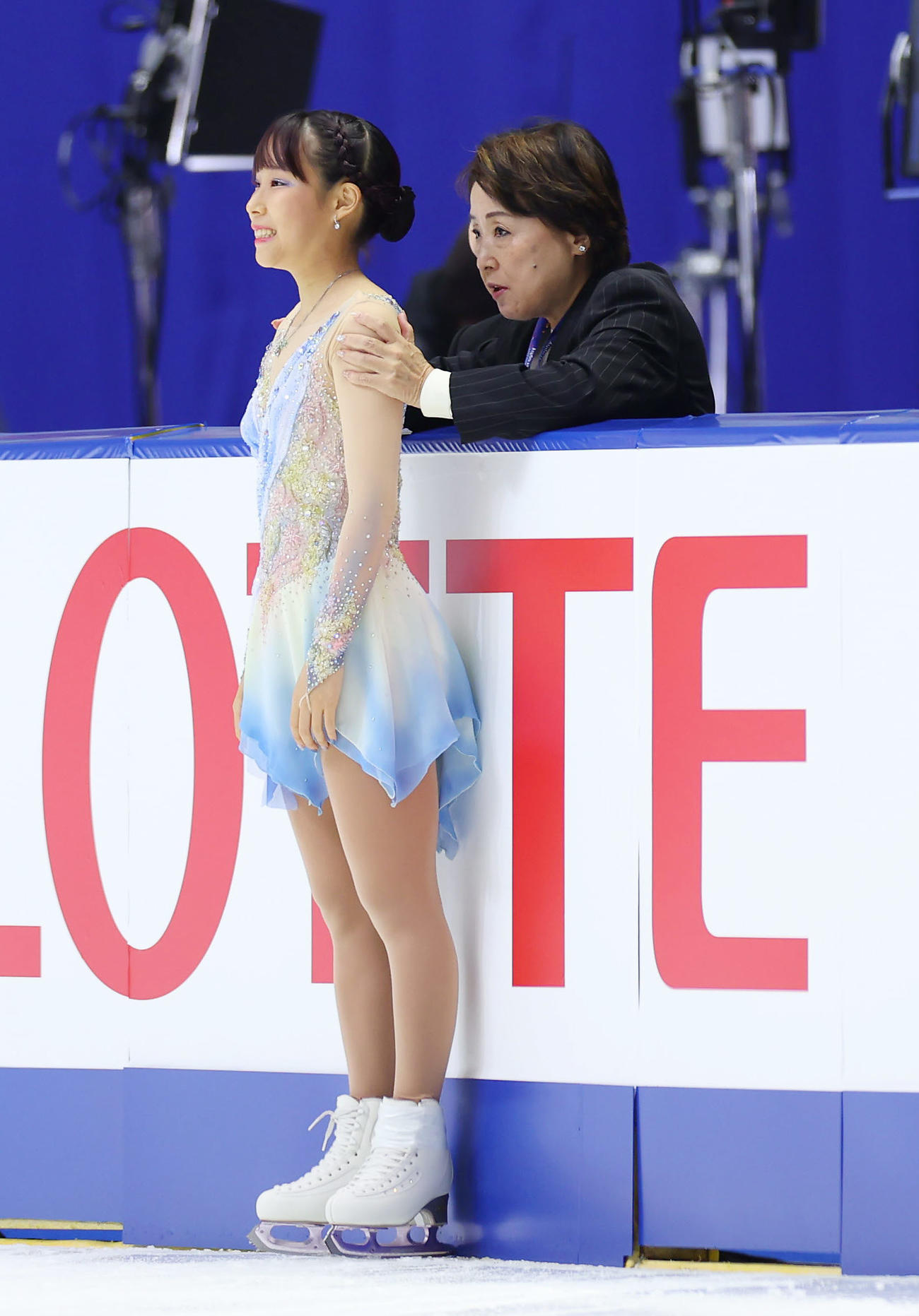 女子フリーの演技前、中野コーチ（右）と言葉を交わす三原（撮影・前田充）