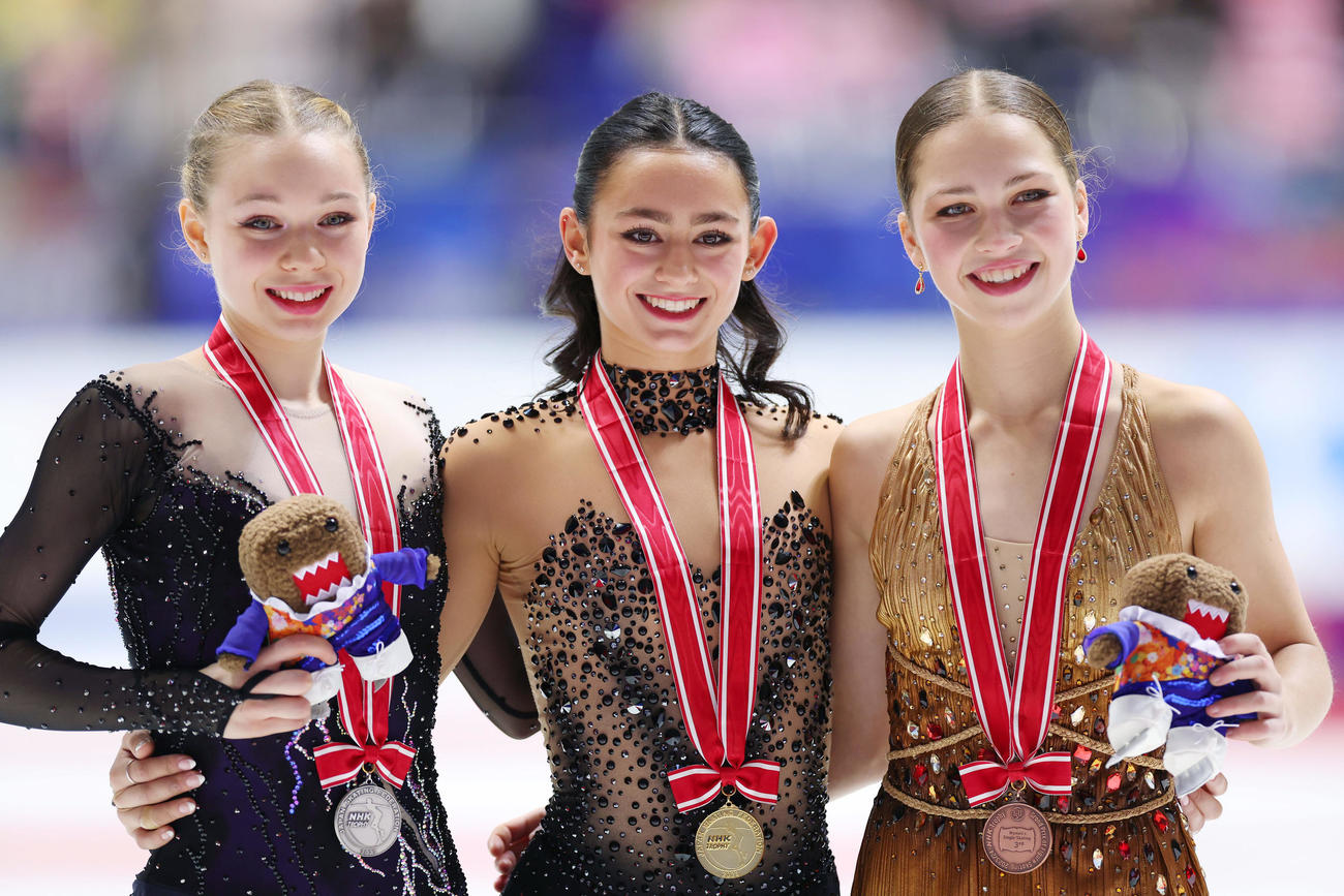 優勝し笑顔を見せるアバ・マリー・ジーグラー。左は2位リンゼイ・ソーングレン、右は3位ニーナ・ピンザローネ（撮影・前田充）