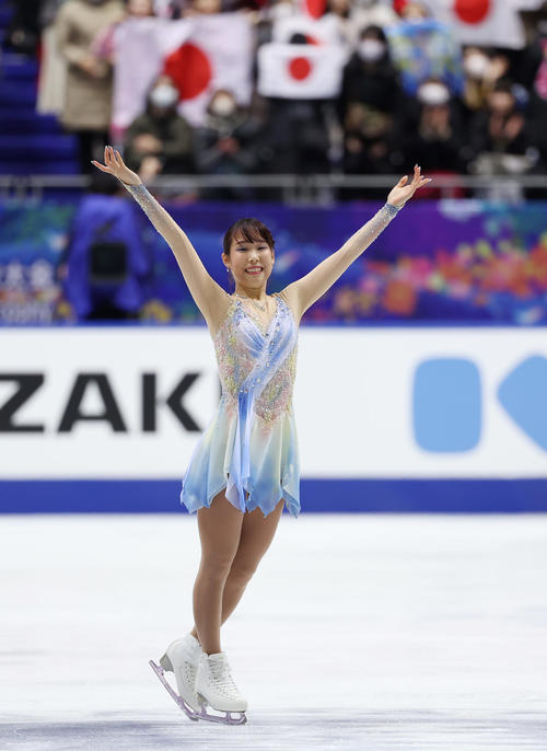 女子フリーの演技を終え、観客の声援に応える三原(撮影・前田充)