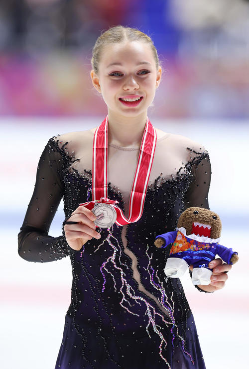 2位となりメダルを手に笑顔を見せるリンゼイ・ソーングレン(撮影・前田充)