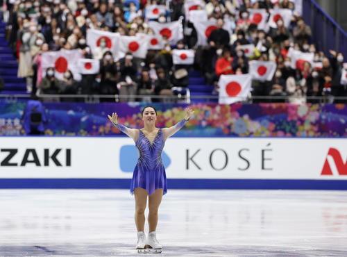 女子フリーの演技を終え、観客の声援に応える樋口(撮影・前田充)