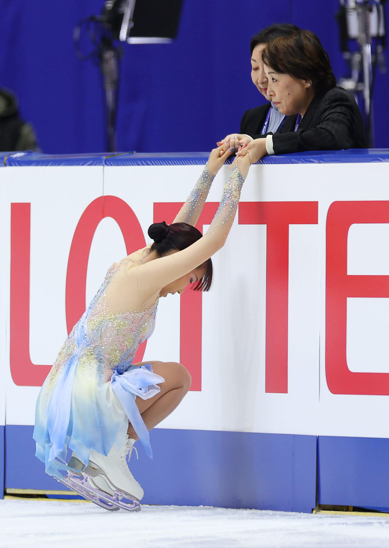 女子フリーの演技前、中野コーチ（右）と言葉を交わす三原（撮影・前田充）