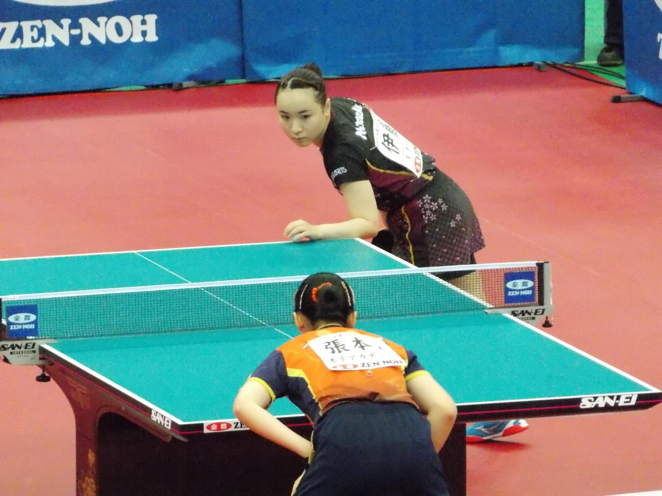 全農カップ準々決勝で張本美和（左）と対戦した伊藤美誠（撮影・松本航）