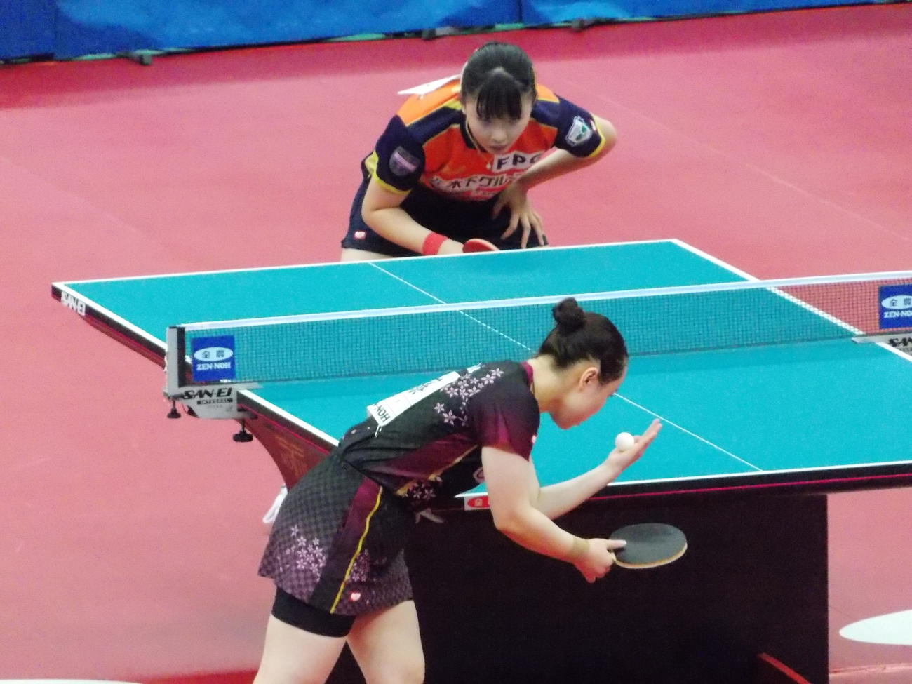 全農カップ準々決勝で張本美和（右）と対戦した伊藤美誠（撮影・松本航）